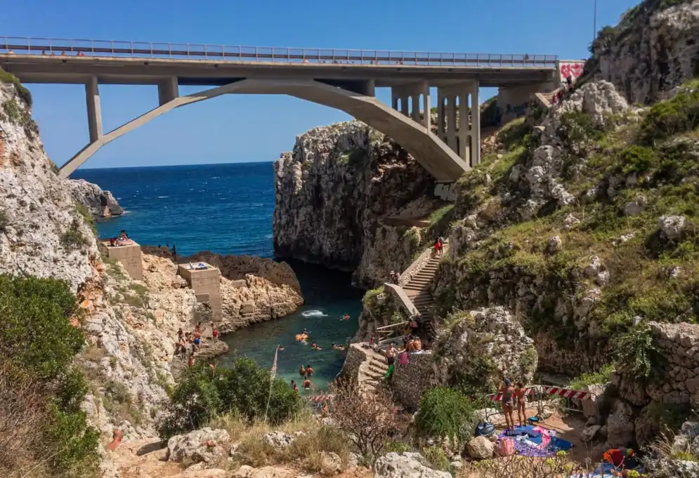 Ponte del Ciolo: la terrazza sul mare tra scogliere e acque turchesi
