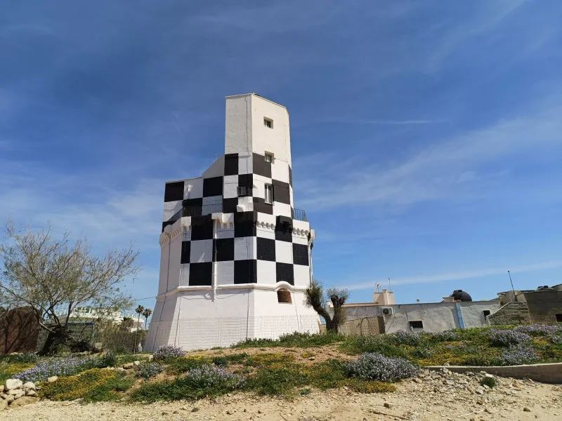 Il Faro di Torre San Giovanni: [Guida Completa tra Mare Cristallino]